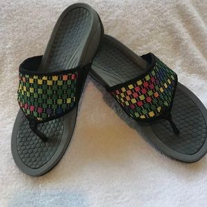Bear trap stretchy sandals. Super comfortable.